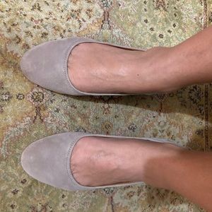 This is a reposh. Cute flats that can be worn instead of a ballet flat.